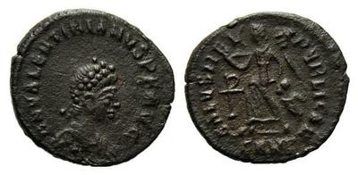 AE4 de Valentiniano II. SALVS REI PVBLICAE. Victoria marchando a izq. Cyzicus?. 1187073.m